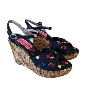 Kate Spade Basket Weave Wedge Sandals Black Cherry Print Size 8.5 NWOB Colorful